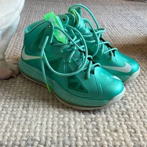 Nike Lebron X - sz 5Y